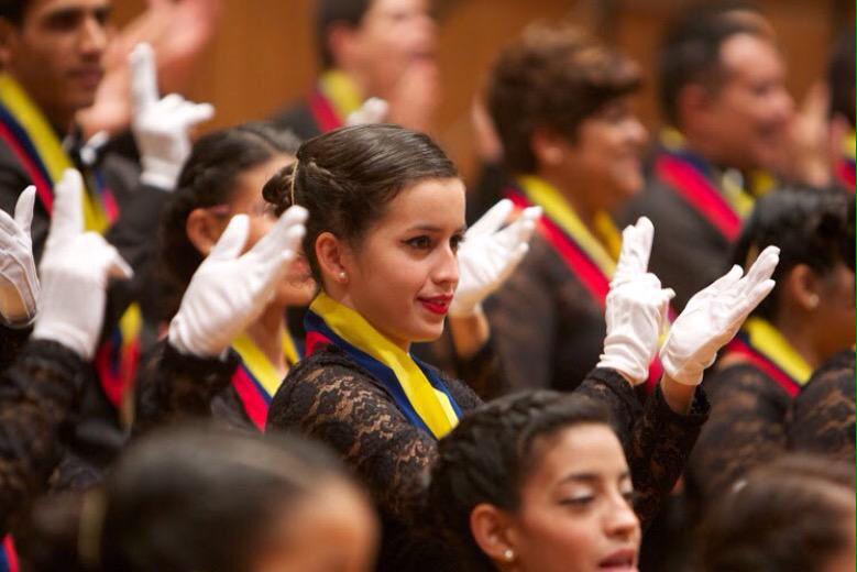 PEEBARQUISIMETO's tweet photo. Gran Debut @CMB_ELSISTEMA #ElSistemaEnMilan #ConservatorioGVerdi @elsistema @teatroallascala @FundaMusicalR http://t.co/o0V7bH45kB