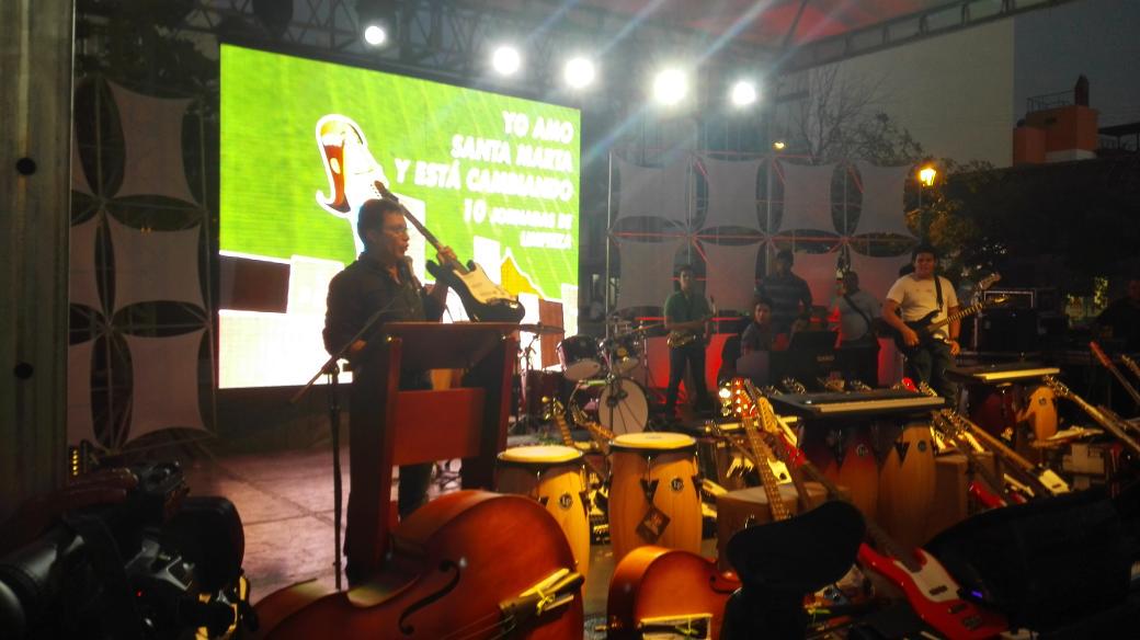 CulturaSMR's tweet photo. 'Que estos instrumentos sirvan para crear tejido social, que sean instrumentos de sueños y esperanza' @carlosecaicedo http://t.co/8CDWB7XW18