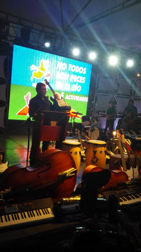CulturaSMR's tweet photo. 'Que estos instrumentos sirvan para crear tejido social, que sean instrumentos de sueños y esperanza' @carlosecaicedo http://t.co/8CDWB7XW18