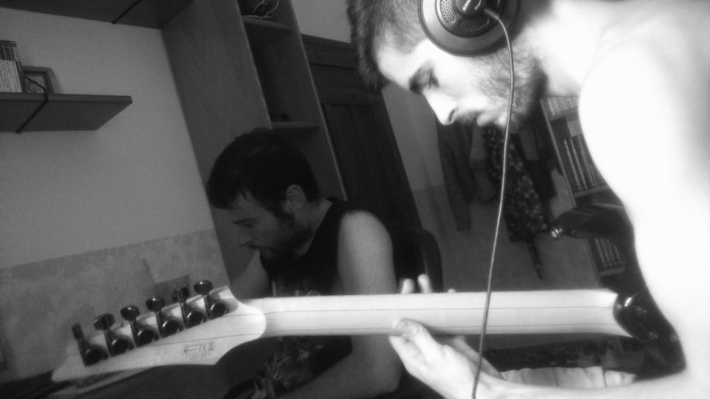 MKrakishBand's tweet photo. Grabación de las guías de lo que será nuestro nuevo Ep! #Mustakrakish #LastRedemption http://t.co/tqq1RIKaQU