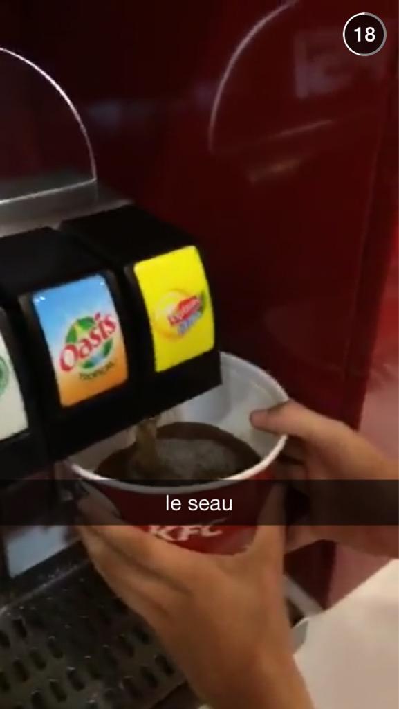 EstelleA_'s tweet photo. Moi quand on me dit "boisson à volonté" http://t.co/x7pnHAFy0A