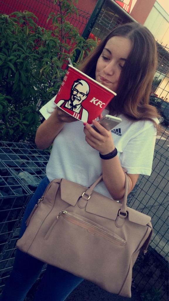 EstelleA_'s tweet photo. Moi quand on me dit "boisson à volonté" http://t.co/x7pnHAFy0A