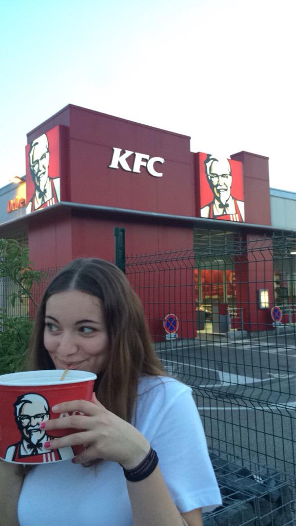EstelleA_'s tweet photo. Moi quand on me dit "boisson à volonté" http://t.co/x7pnHAFy0A