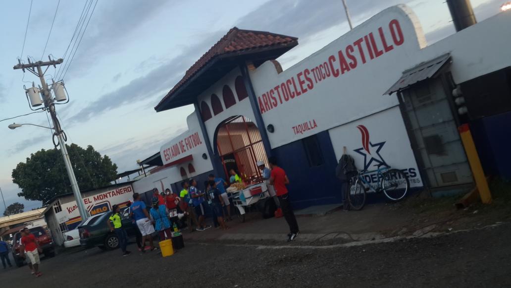 Barra_Atlantica's tweet photo. Llegamos para alentarte como merece un GRANDE DE PANAMÁ
#SIEMPRECONTIGODAU
#TOCOCASTILLO
#COPASATELITAL http://t.co/rjRtTPpkyV
