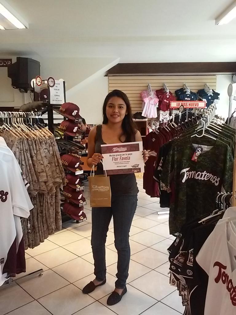 clubtomateros's tweet photo. Entregando un pequeño detalle  a nuestra fiel seguidora @FavelaMt Gracias por tu apoyo http://t.co/m9AlK0gqCJ