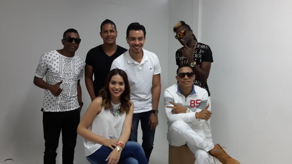 PanamaMusic's tweet photo. Pura pose de graduación hoy grabando para @vidmusictv 
Gracias @luchospada por tu incondicional apoyo #BigBackSide http://t.co/OfWryUILDP