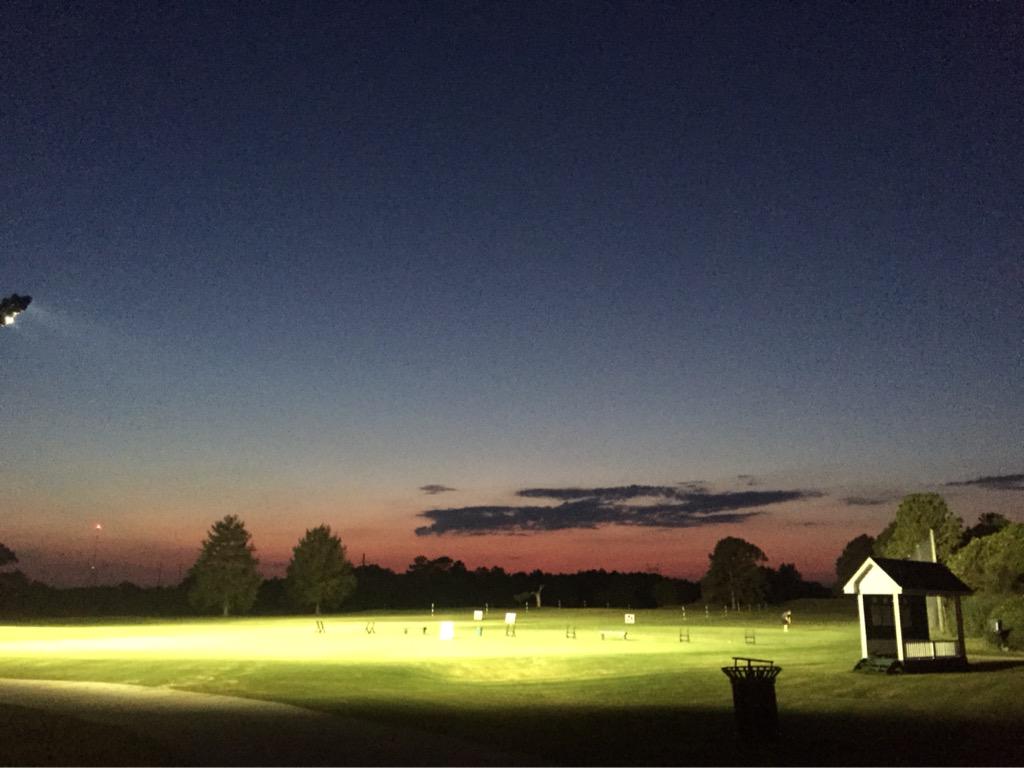 HailStateGC's tweet photo. Not a bad place to come dial in the swing #nightrange ⛳️ http://t.co/P1XnQoPCV8