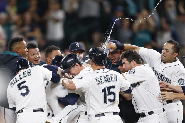 BleacherReport's tweet photo. Bettor cashes in on historical MLB night, wins $100,000 on $78 parlay bet #CashMoney http://t.co/XFcaMmiAuI http://t.co/HPTkgQhctV