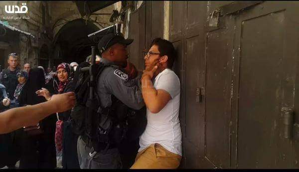 Palestinians stab security forces in two attacks on same day CMQJIBuUcAAsoyS