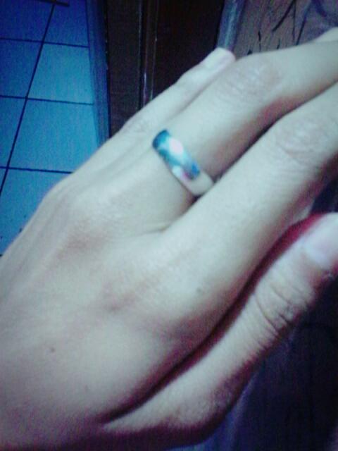 SP_Milawati's tweet photo. Aku mohon perjuangin lagi hubungan kita :') Kamu pake lagi yaa cincin kita :( @AS_Fadlizain http://t.co/icDet6m112