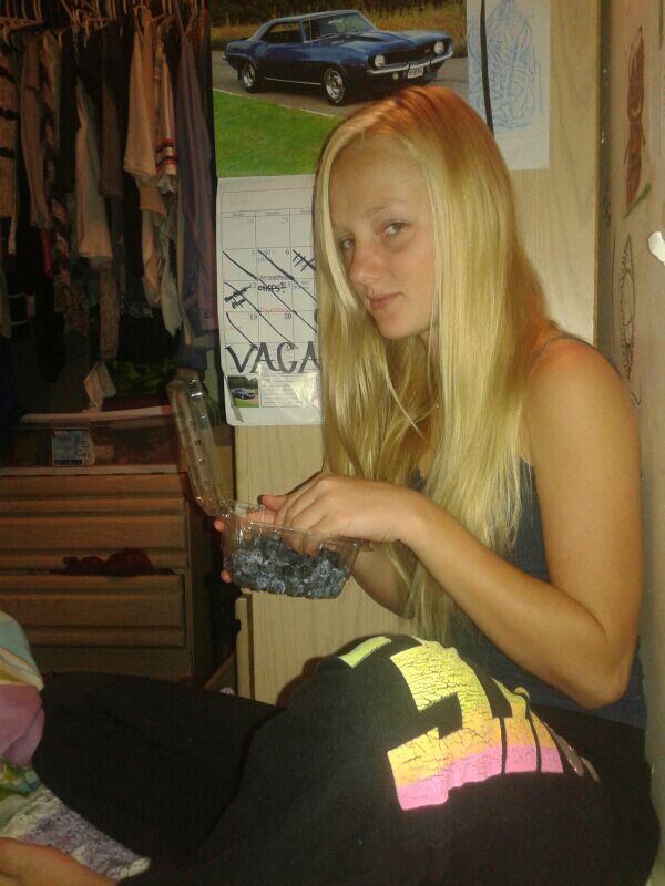 aunaa_'s tweet photo. "I eat blueberries when I'm feeling blue" #firstbreakup http://t.co/YjDz4Y2UcU
