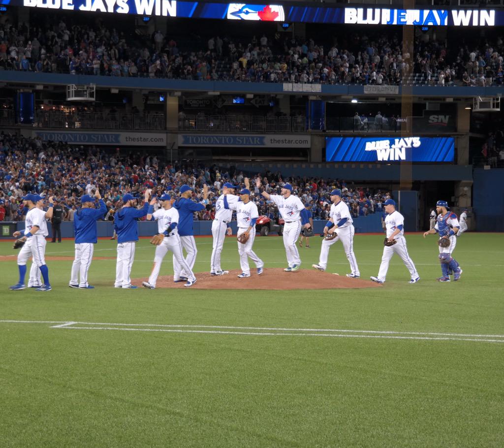 BlueJays's tweet photo. 10 STRAIGHT! 🙌 #ComeTogether http://t.co/Zowi4UjU43