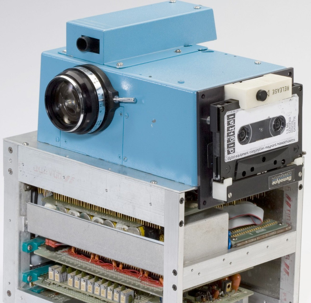 JamesEstrin's tweet photo. This is the first digital camera made in 1975. Meet the man who invented #digital photography http://t.co/AJIy3n69wQ http://t.co/Iz6y6dzmgZ