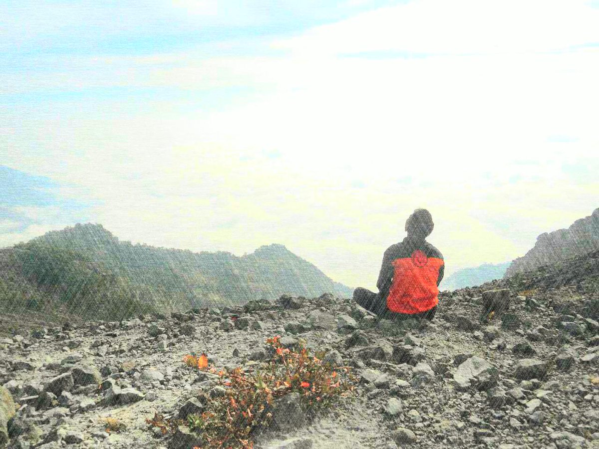 Adie532's tweet photo. Ini bukan soal dgn siapa aku satu frame bersama orang yg aku sayang,tapi ini aku dgn segala kerendahanku dgn alam http://t.co/rFgwbTnuMZ