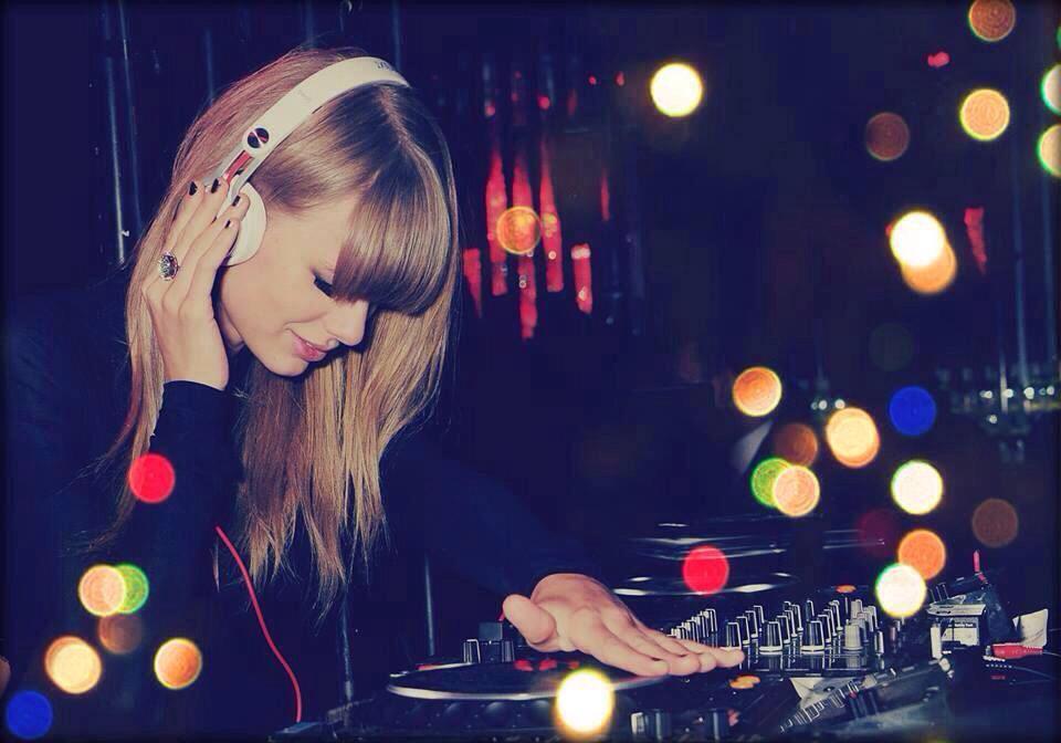 MusicQueensfact's tweet photo. #HappySwiftDay 💞
#MTVHottest Taylor Swift http://t.co/8gza5x9hdt