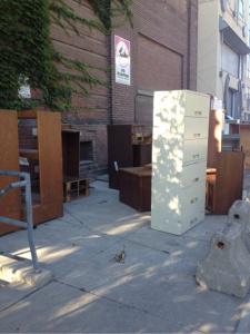 trashswag's tweet photo. #upcycling Old desks and metal cabinets: Some teak, some solid… http://t.co/jNRsV18jFa #Furniture #dumpsterdiving http://t.co/nvUaxFSeNG