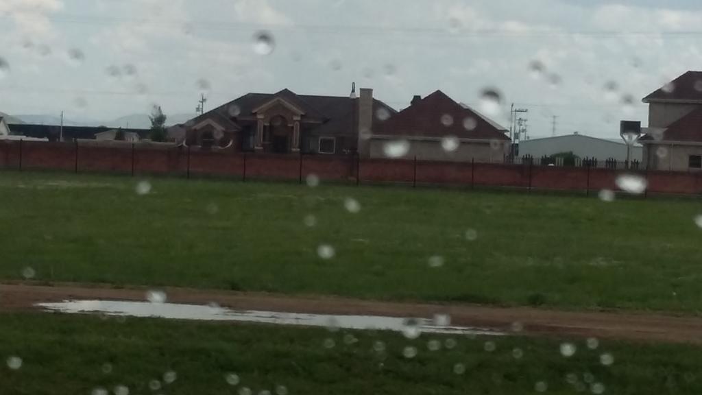 derekprrez's tweet image. Lloviendo en Cuauthemoc 
Bella ciudad y casas enormes