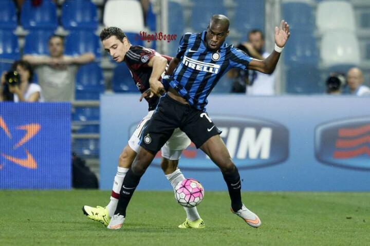 UlgadBogor's tweet photo. Photos: Bonaventura Vs. Kondogbia, De Sciglio Vs Jovetic, Honda Vs Kovacic #MilanInter #TrofeoTIM2015 #MilanoSiamoNoi http://t.co/llaXIJr1Gt