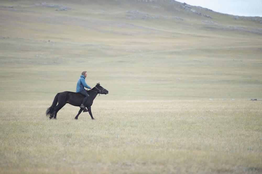 mongolderbylive's tweet photo. WG chooses his next horse for day 9 and goes for a spin bareback http://t.co/wzXMSWLzBP
