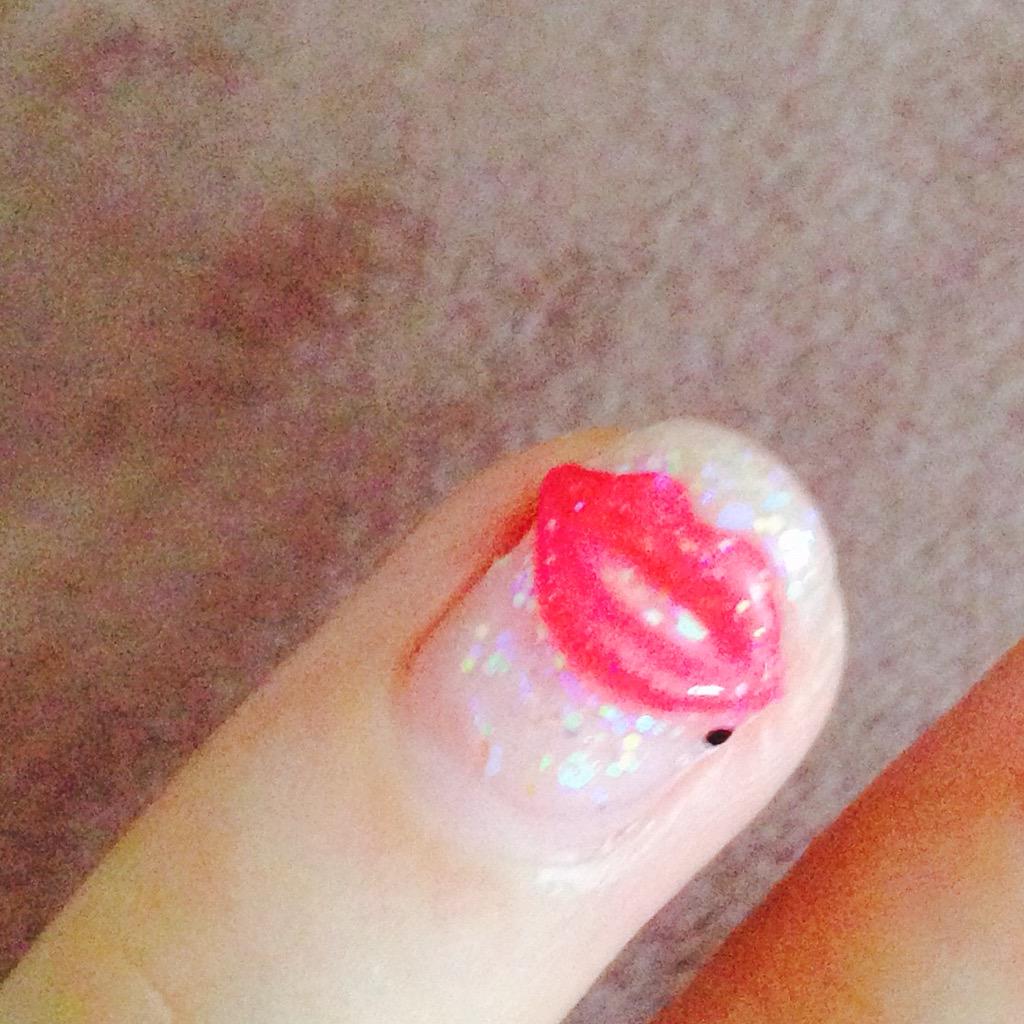 morimorimai's tweet photo. .💋New.NaiL.💋R DECO💅
ラメとホログラム全塗り
薬指だけ.💋Lip
口元にお揃いのほくろもアートしてもらったの見えますか⁇.💋
#lip #nail #beautymark
#RDECO #おフェロ #ネイル http://t.co/U0V1O7rWj9