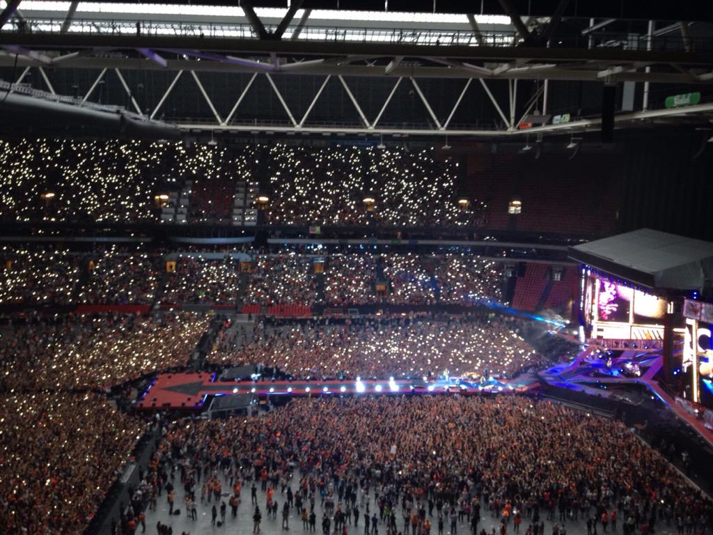 HarryyNation's tweet photo. Why trend #DirectionersFuneral when we can trend #1DFandomSlays 💁🏽 http://t.co/adWJGAJpPk