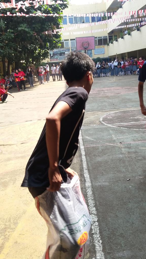 Rowderkat_2017's tweet photo. Ahuyy yang tadi lagi lomba 17an 😁 ahahah http://t.co/lmQM4PLUnz