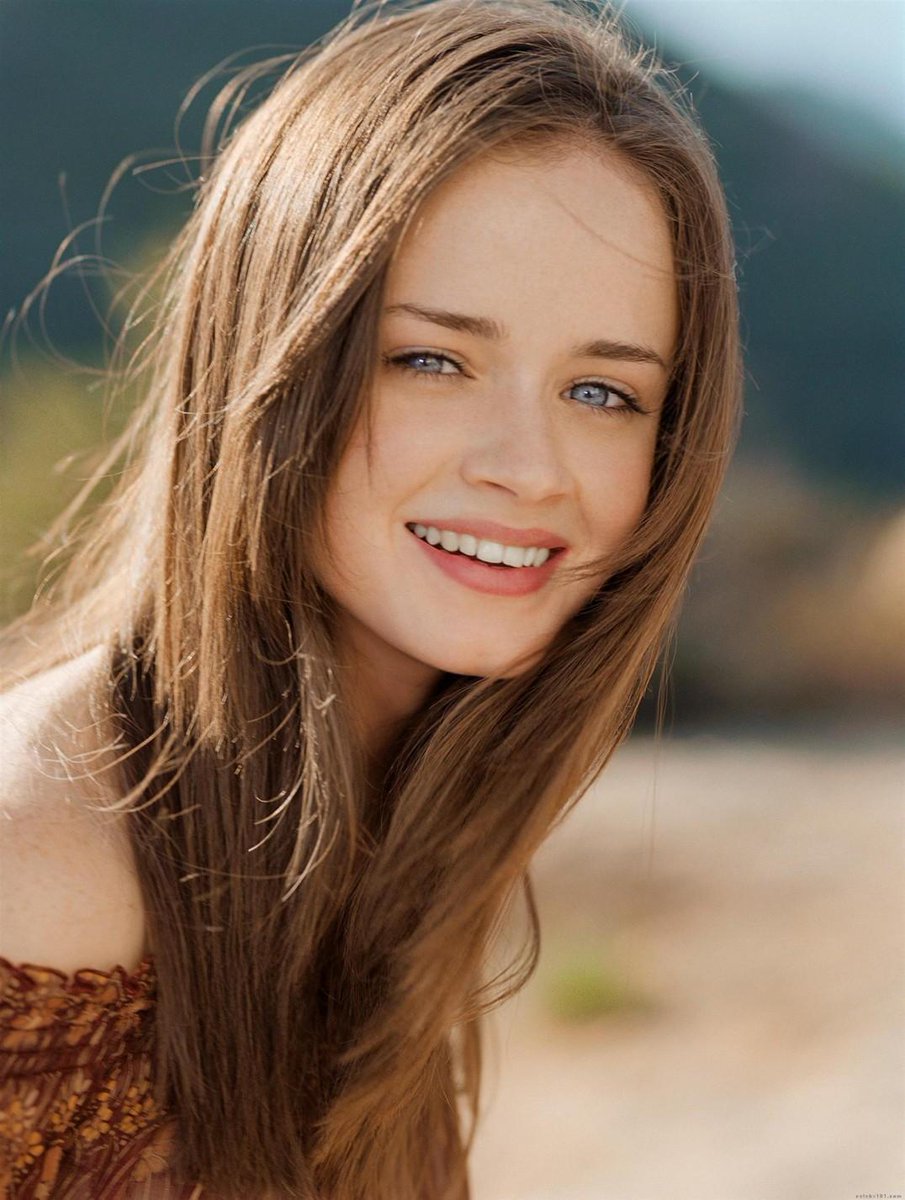 SE BUSCA
Camille Sheathes
FC: Alexis Bledel 
¿RT? Mi hija menor también hace falta