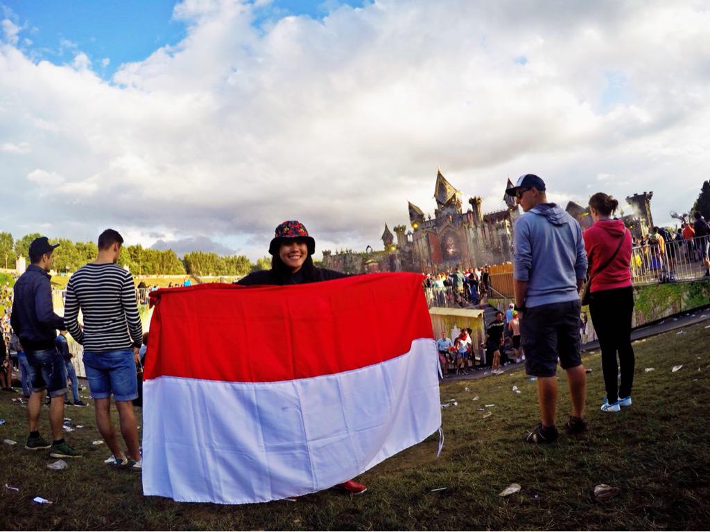 alianamira's tweet photo. Indo Pride at Tomorrowland Festival 2015, Belgium @IndonesiaGaruda #CelebrateRI70 http://t.co/30BmwisNXp