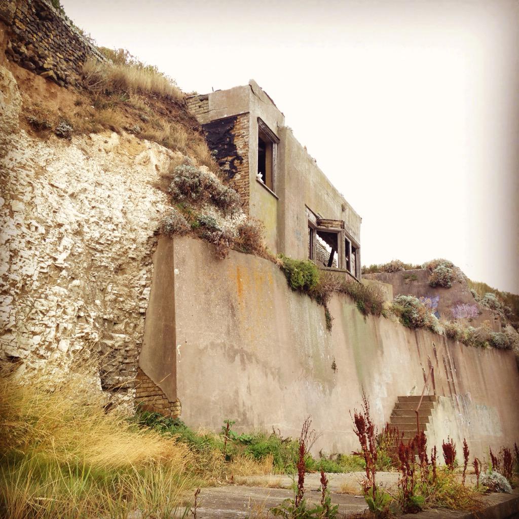gary_malkin's tweet photo. Derelict house on the sea front in Margate http://t.co/pLeF2QGFVu