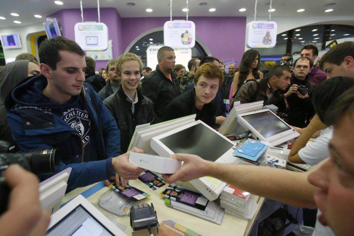 Продажа айфонов в россии. Человек покупает смартфон. Apple в России. Россияне скупают смартфоны. Компания Apple в России гаджеты.