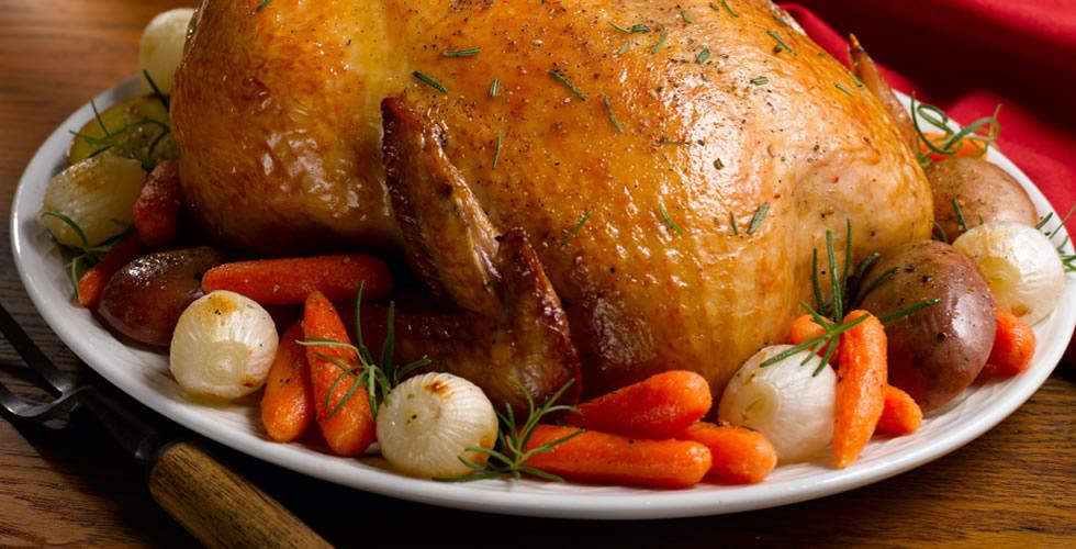 Курица запеченная в духовке. Фаршированный цыпленок. Целая курица в духовке с овощами. Целая курица в духовке с овощами. Запеченная курица с картошкой в духовке.