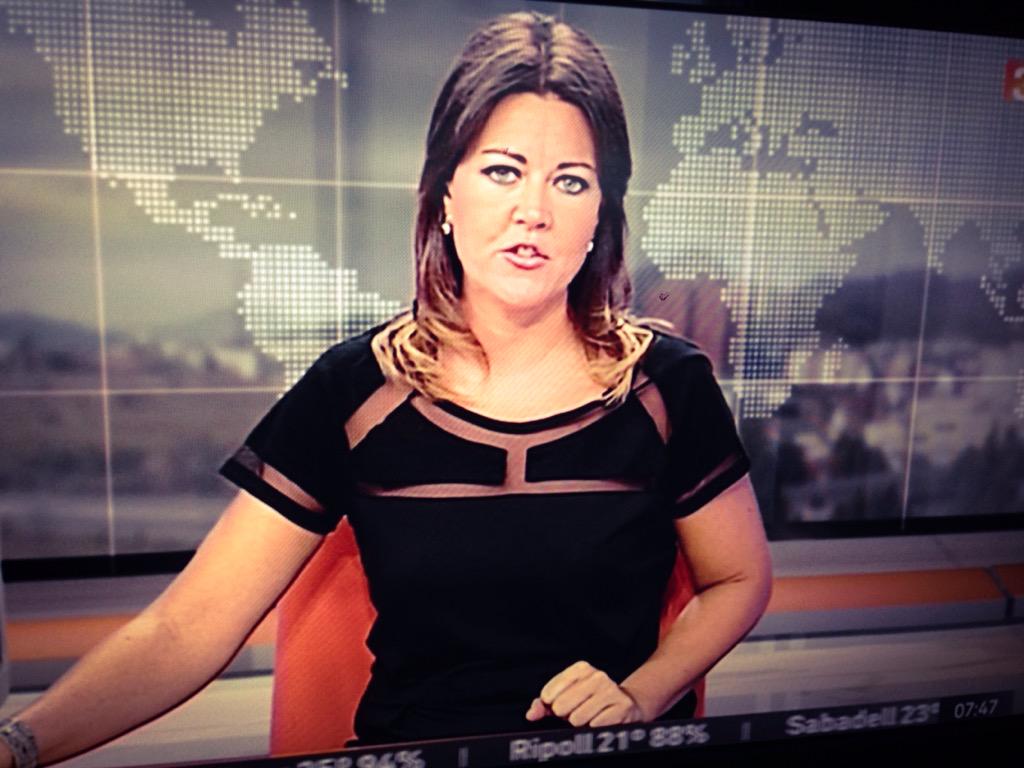ivanmedinaIM's tweet photo. Avui et veig amb un #disseny molt atrevit @senzillesa13!! #324 #tv #igersbcn #design #future #fashion #campanadestv3 http://t.co/j83YyELTHq