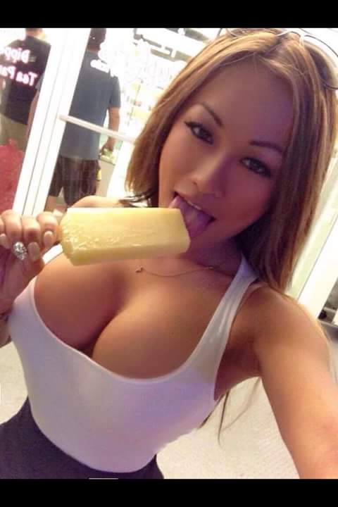 JoseRuipe's tweet image. Una guarrilla comiendose un polo se cre que es una pollao