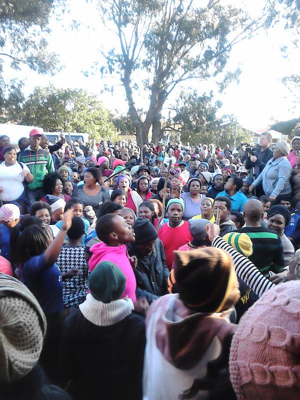 HeraldNMB's tweet photo. Protesters outside Walmer police station demands release of arrested community members,  #WalmerProtest #PEProtest http://t.co/4GAb7eKljh