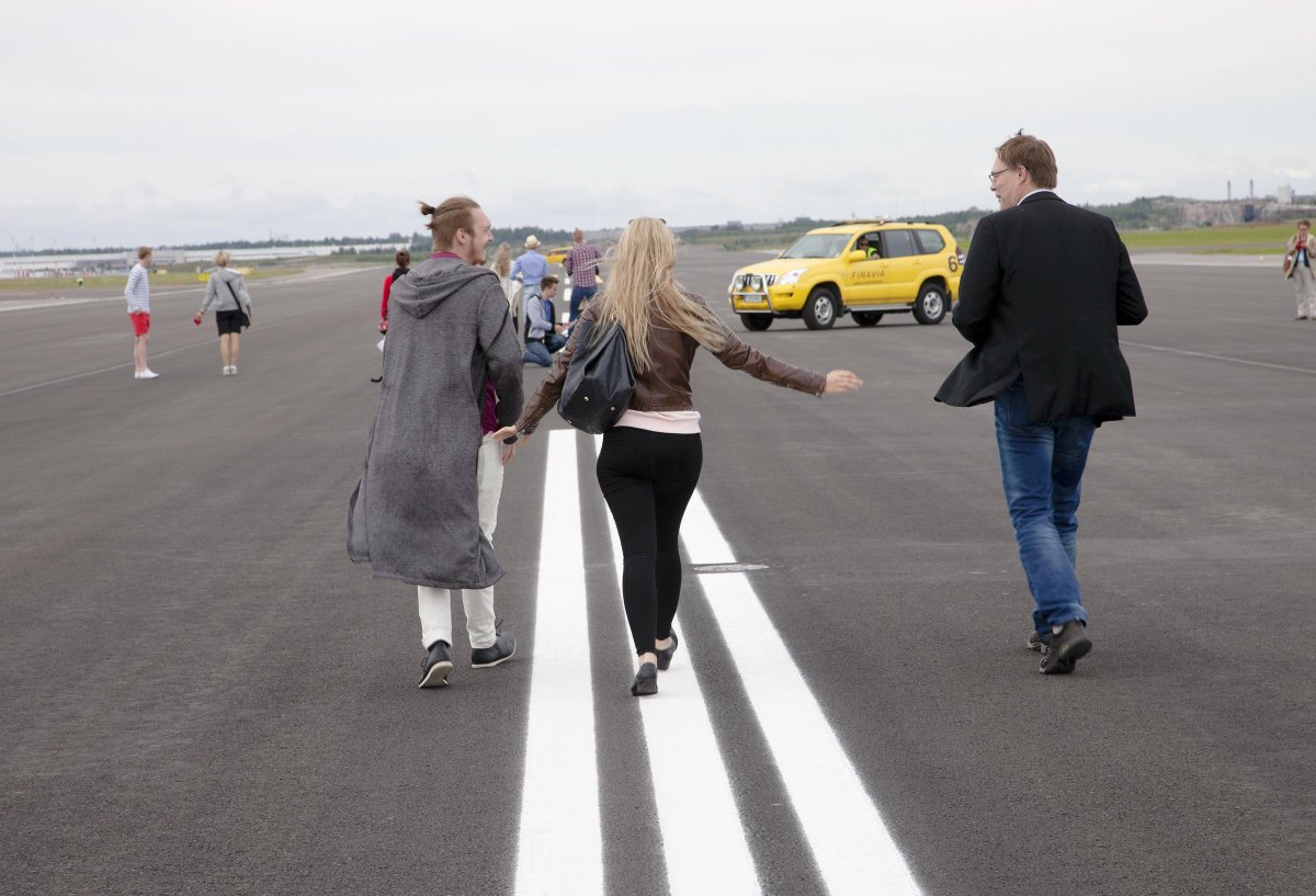 Finavia's tweet photo. Katso videolta tunnelmia kiitotieavajaisista @HelsinkiAirport #runwayopening http://t.co/zSTsd5RT7C http://t.co/Rxcy0QfGiF