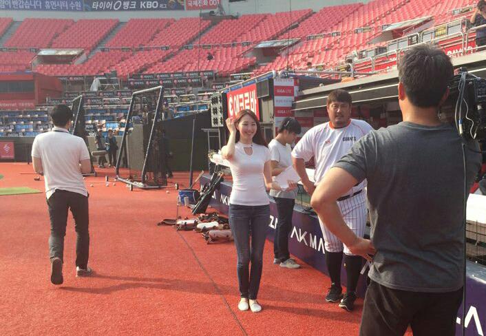 사전 인터뷰 '김세희의 33초 인터뷰' 첫 코너 첫 주인공은 바로 롯데 주장님 최준석 선수입니다💪
어떤 코너인지는 방송을 통해 확인해주세요~💕
롯데:kt 전 출격😶