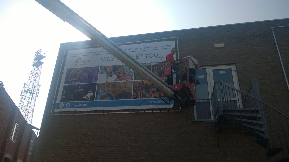 Vandaag het nieuwe doek bij <a href="/GAEagles/">Go Ahead Eagles 🦅</a> opgehangen. Wij zijn er bijna klaar voor aankomende zondag. Ben jij erbij?