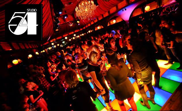 Op het strand staat op 29 augustus een ECHTE DISCOTHEEK: Studio54! Geheel in de stijl van de 80's en herkenbare sound