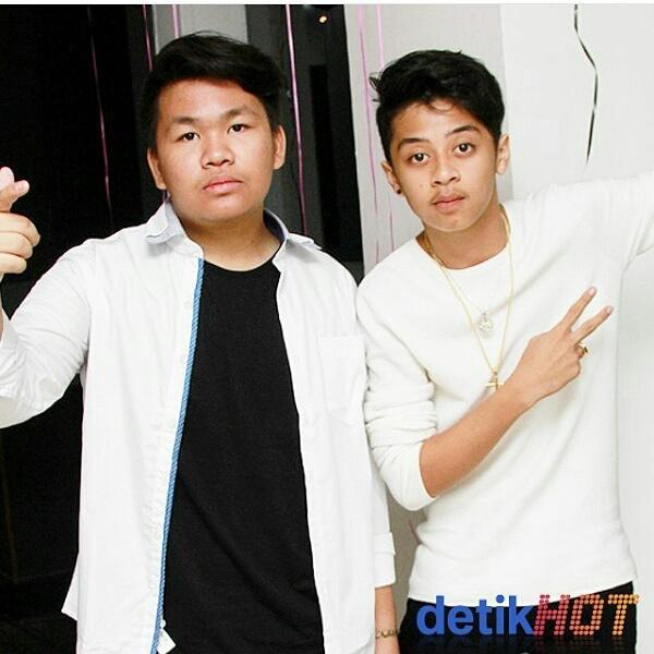 "<a href="/CJRmyBeloved/">CJRMates</a>: Bergaya? Udah. Wkwk Tapi muka nya bang kiki datar bangett deh hihi <a href="/TeukuRyz/">Teuku Ryzki</a> <a href="/bastiansteel/">Bastiansteel</a> "