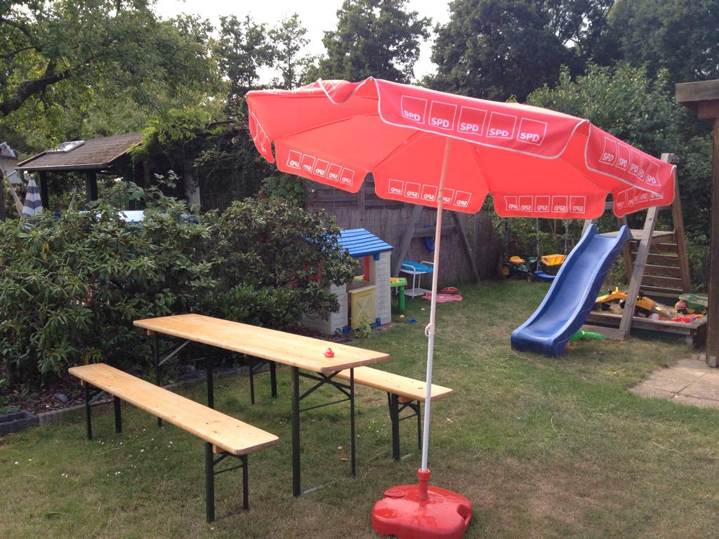 F_Strassburger's tweet photo. Coole Aktion @SPDNDS #spdsommer #grillen im #garten chillen in den #Herrenhäusergärten und beim #maschseefest #spd http://t.co/NAL3MRfUB5