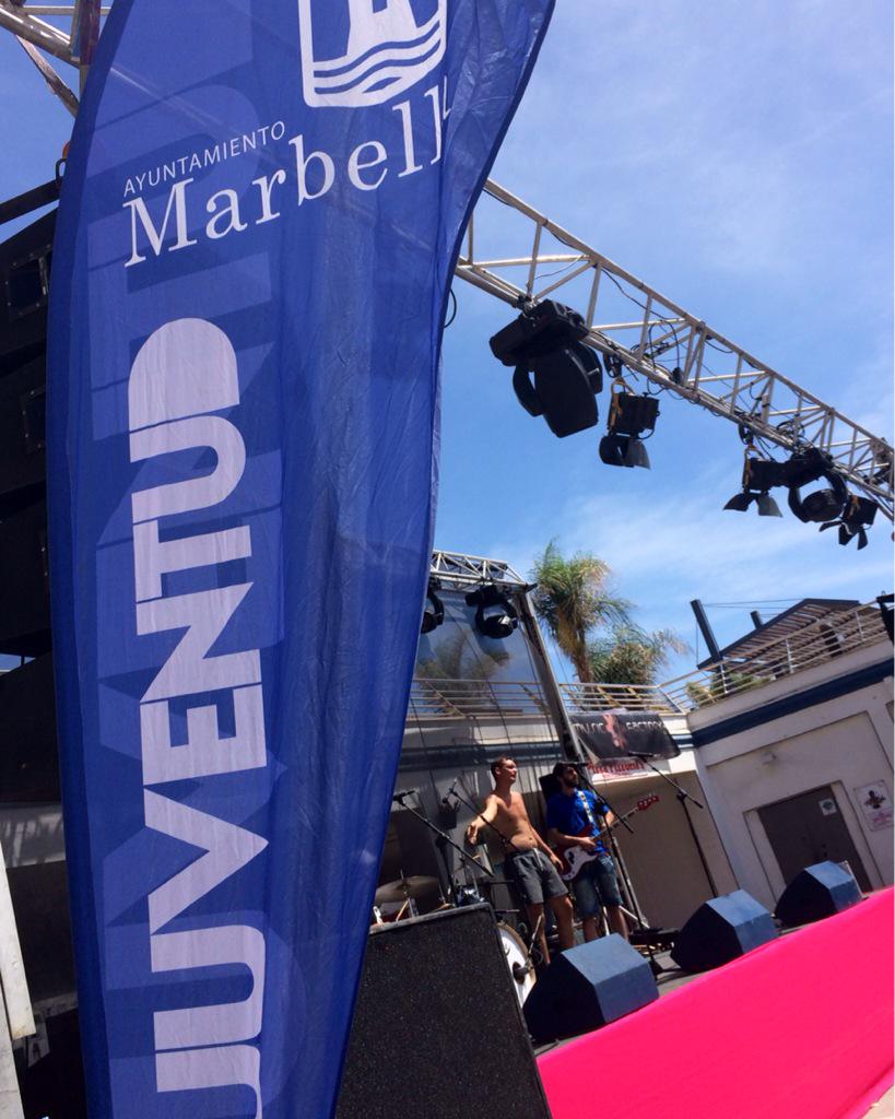 marbellajoven's tweet photo. #MFD sobre el escenario probando, probando. Ya se respira ambiente en las pruebas #Marbepop2015 #Marbella http://t.co/rvwPpUuaJc
