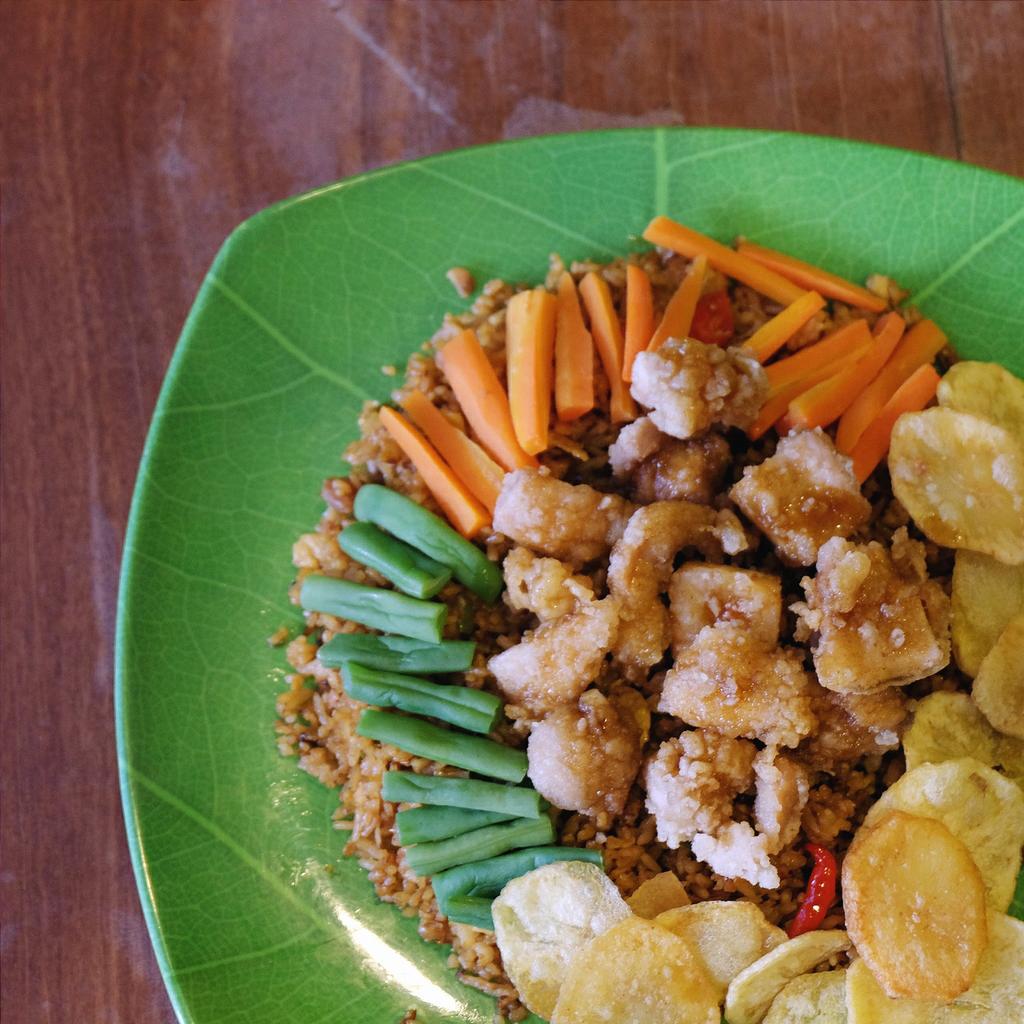 Ada tempat baru yg jual nasi goreng bistik. Harganya 18ribuan, porsi banyak dan enaaak! Di jl. Sawah Kurung no. 11b