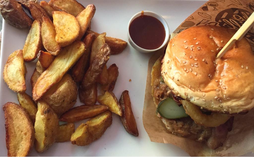 MadridSeduce's tweet photo. Hoy en @GoikoGrill probando la Cristiano de #GoikoGrillPR y la Joa de #GoikoGrillSE y las 2... ¡riquísimas! #GoikoPPF http://t.co/X6gU4KR9Do
