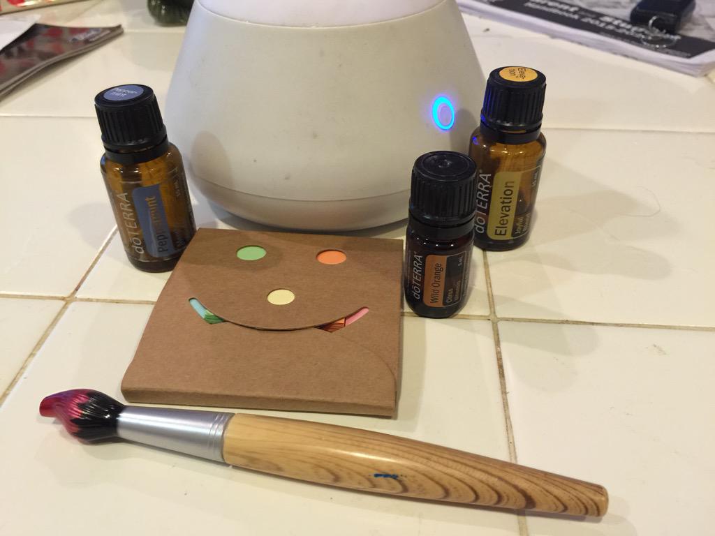 essentialoils10's tweet photo. Back to school day notes and happy wake up blend! #essentialhigh #EssentialOil #doTERRA http://t.co/0mKt6QeNB2