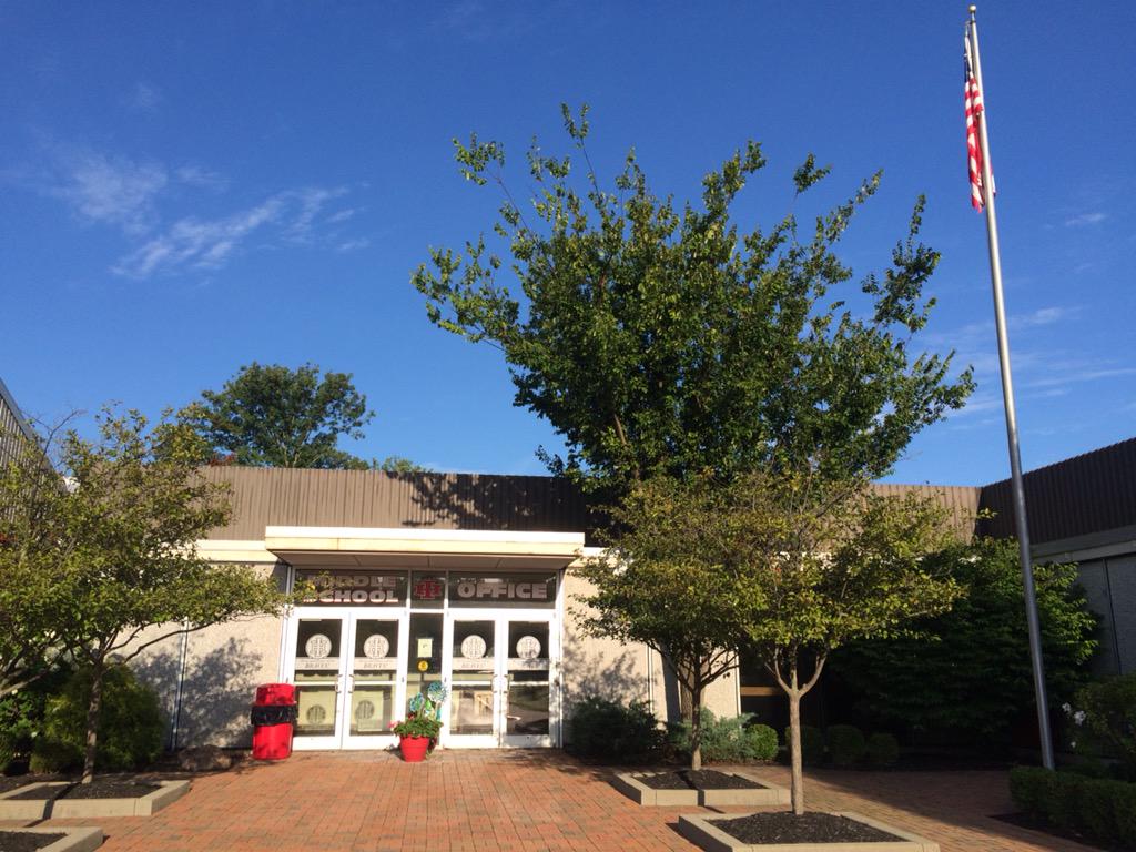 ihevsd's tweet photo. The sun is shining on the first day of an amazing year of teaching &amp; learning.  Welcome back!  #EnduringExcellence http://t.co/paURJsIkfv