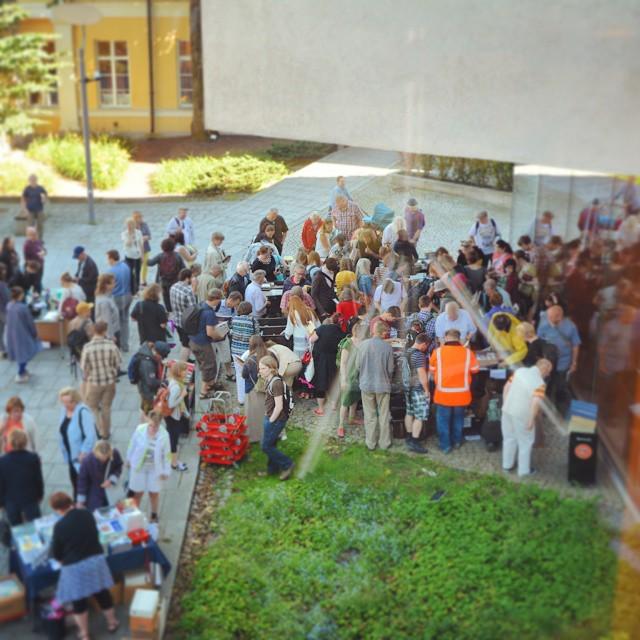 Turkukaupunki's tweet photo. Turun taiteiden yö on startattu jo pääkirjastolla! Poistokirjamarkkinat Kirjastopihalla klo 19 asti. #turku #taitei… http://t.co/MUqXmUKFGD