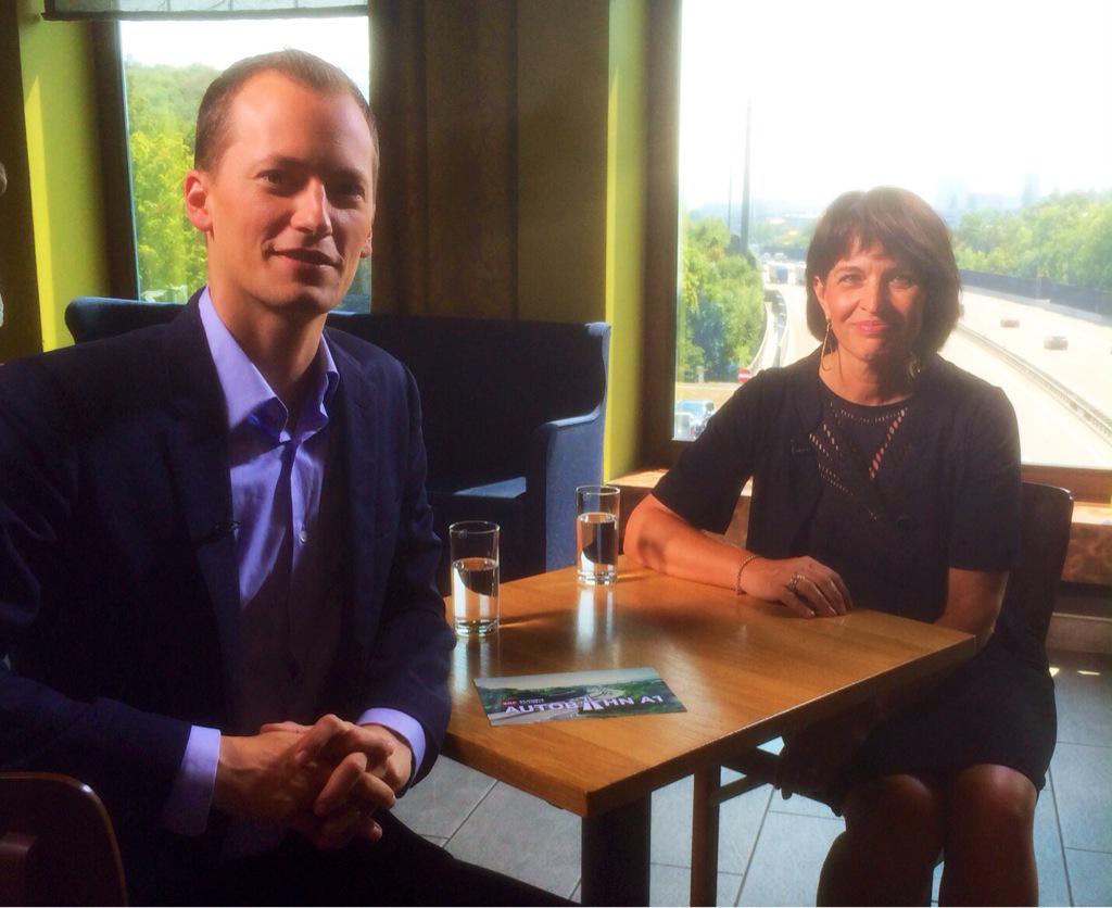 tv_weinmann's tweet photo. Hoher Besuch heute bei #srfa1. BR Doris Leuthard im grossen Verkehrsinterview. 19h #srf1 @srfnews http://t.co/dYntLXzI3w
