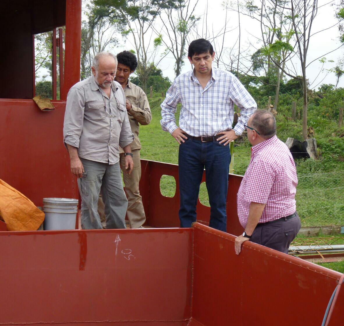 losadajoaquin's tweet photo. Recorriendo el astillero de Nemesio Parma junto a Jorge Muniagurria. Pensando en la Posadas del futuro. http://t.co/uOYsQ8s1KE