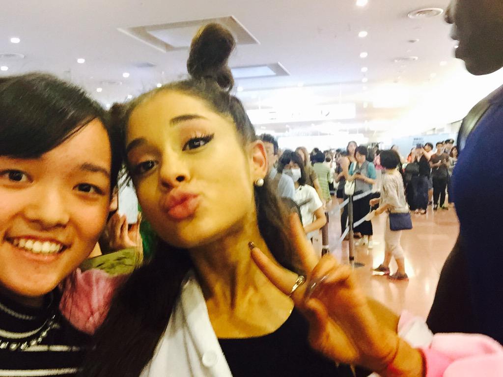 arianator_moon's tweet photo. どうしよう。手震えて涙とまらない。
@ArianaGrande だいすきあいしてる💋💋💋 http://t.co/B4UNsxl0L1