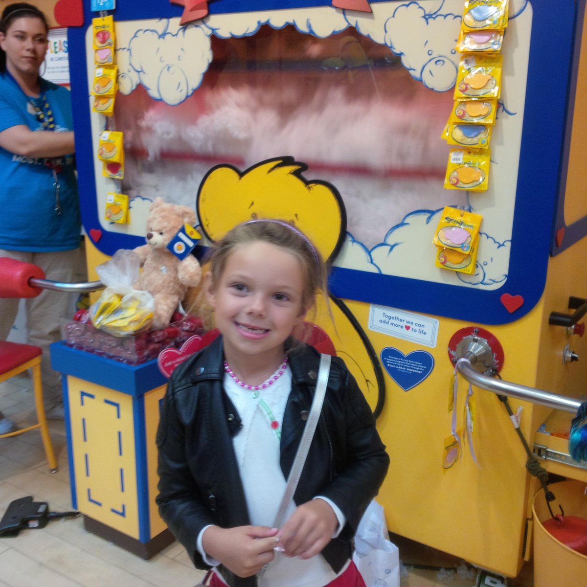 wakefir's tweet image. First experience of @buildabear ... #tryeverythingonce